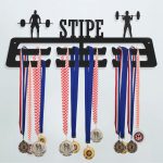 Personalizirani dvostruki stalak za medalje (za sportaše)