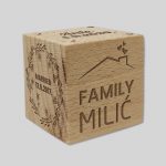 Drvena kocka s imenima članova obitelji