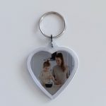 Privjesak u obliku srca s obiteljskom fotografijom